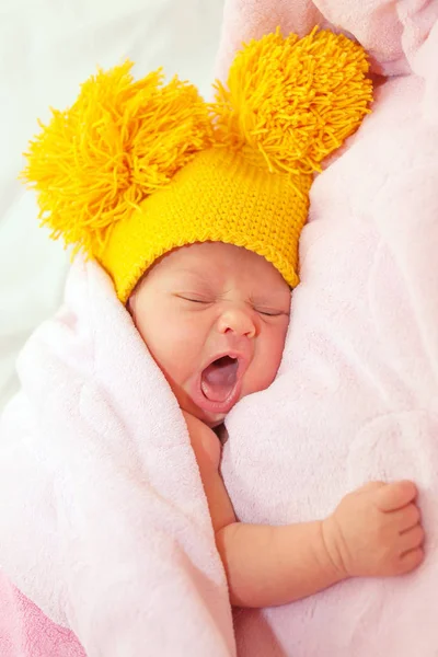 The newborn baby yawns. — Stock Photo, Image