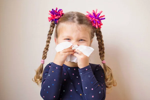 The little girl with runny nose blows into handkerchief. — Stock Photo, Image