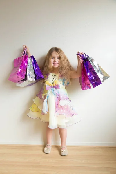 Mode kinderen winkelen. Mooi meisje glimlachend — Stockfoto