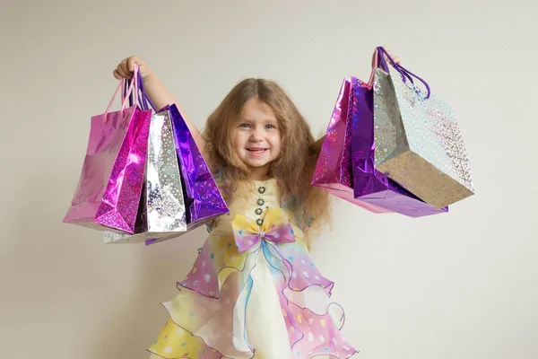 Moda dla dzieci zakupy. Piękna, uśmiechnięta dziewczynka — Zdjęcie stockowe