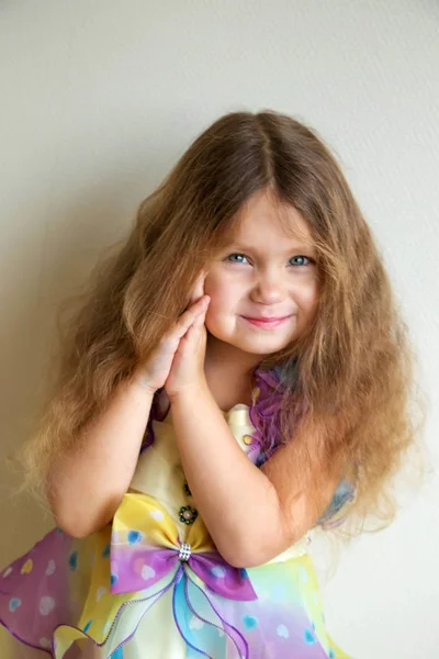 Precioso retrato de una niña . —  Fotos de Stock