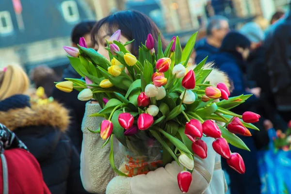 Aziatische vrouw met een boeket van tulpen — Stockfoto