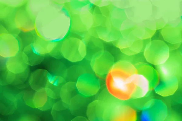 Fondo verde borroso con reflejos coloridos. Bokeh. . — Foto de Stock
