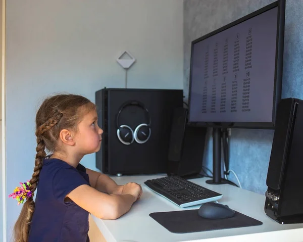 Evde Eğitim Küçük Kız Evdeki Bilgisayarda Çarpım Tablosunu Öğreniyor Evde — Stok fotoğraf