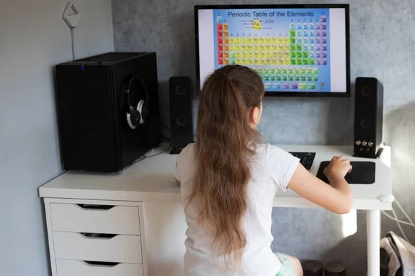 Hausaufgabenbetreuung Teenagermädchen Studiert Hause Computer Eine Tabelle Periodischer Elemente Heimerziehung — Stockfoto