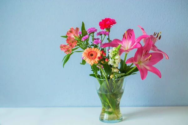 Nyári Csokor Színes Különböző Virágok Egy Csokor Egy Vázában Van — Stock Fotó