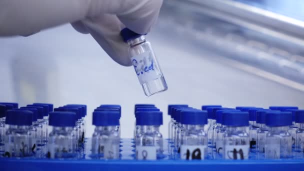 과학자는 실험실 삼각대에서 액체와 시험관을 결과의 — 비디오