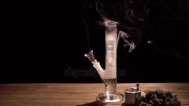 Siyah bir arka plan üzerinde marihuana ile nargile Sigara