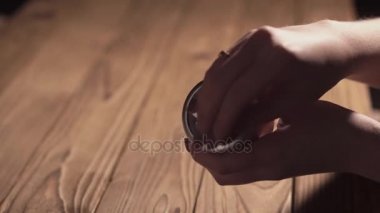 Esrar değirmeni yakın çekim ile koni taşlama. Esrar tomurcukları ve öğütücü ayrıntıları yavaş hareket