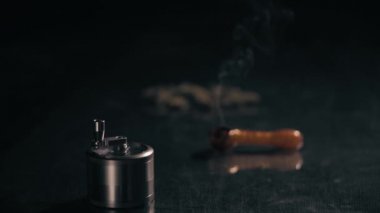 1 yanan esrar boru. Bir esrar boru yasaktır dolu. Daha fazla esrar ve ortak bir tarafa.