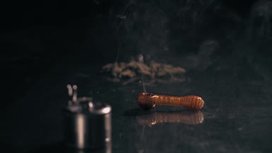 1 yanan esrar boru. Bir esrar boru yasaktır dolu. Daha fazla esrar ve ortak bir tarafa.