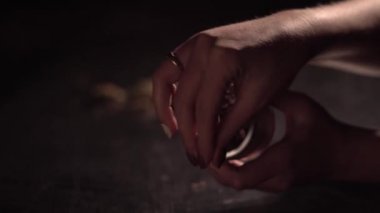 Esrar değirmeni yakın çekim ile koni taşlama. Esrar tomurcukları ve öğütücü ayrıntıları yavaş hareket