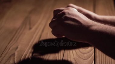 Esrar değirmeni yakın çekim ile koni taşlama. Esrar tomurcukları ve öğütücü ayrıntıları yavaş hareket