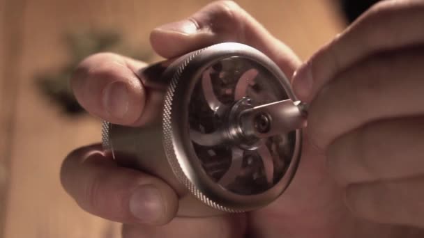 Slijpen kegels van marihuana met een grinder close-up. Wiet toppen en molen in slowmotion details — Stockvideo