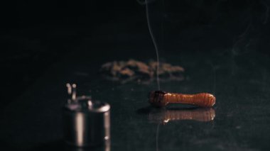 1 yanan esrar boru. Bir esrar boru yasaktır dolu. Daha fazla esrar ve ortak bir tarafa.