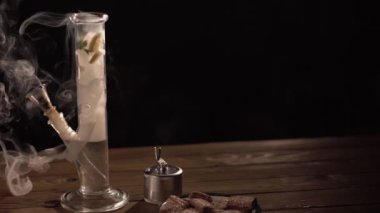 Siyah bir arka plan üzerinde marihuana ile bong