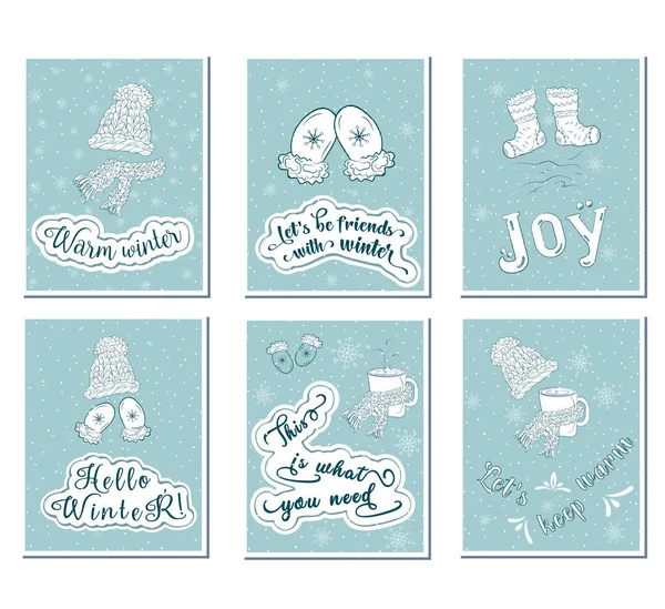 Cartes de Noël avec un chapeau chaud dessiné à la main, mitaines, une écharpe et une tasse avec une boisson enveloppée dans une écharpe chaude et félicitations motivantes — Image vectorielle