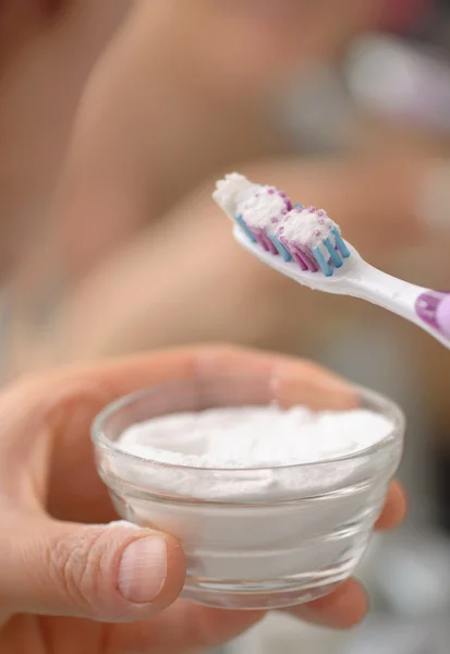 Aclarar los dientes con bicarbonato de sodio — Foto de Stock