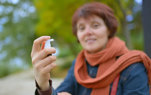 Fiatal nő segítségével torok spray — Stock Fotó