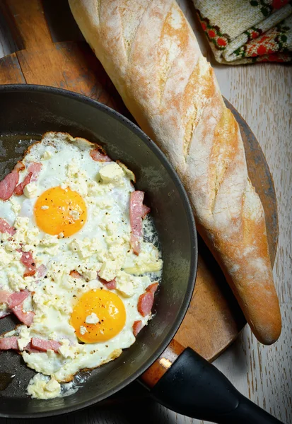 Spiegeleier in der Pfanne mit Brot — Stockfoto