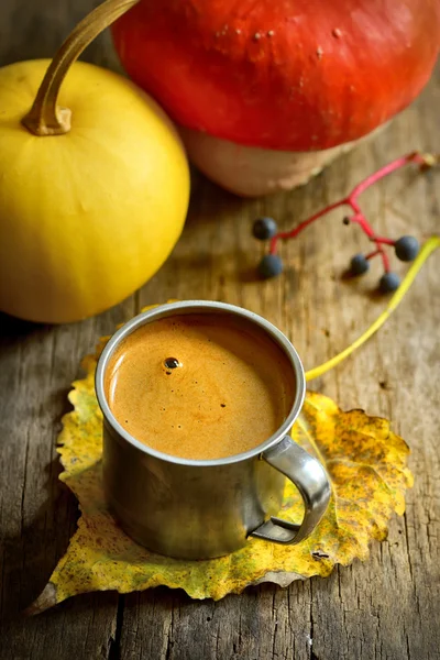 Tasse Kaffee und Kürbis auf Holzgrund — Stockfoto