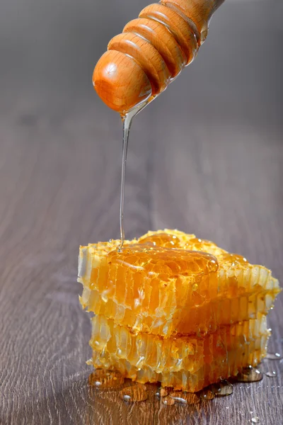 Miel corre un cazo de miel abajo — Foto de Stock