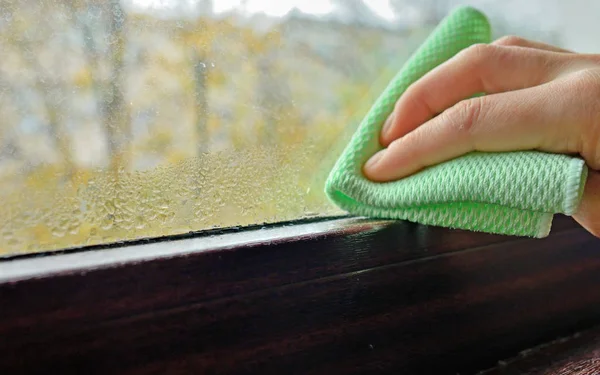 Limpieza de condensación de agua en ventana — Foto de Stock
