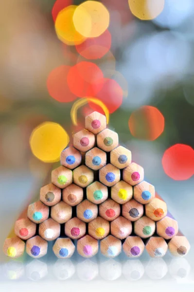 Рождественские карандаши и огни — стоковое фото