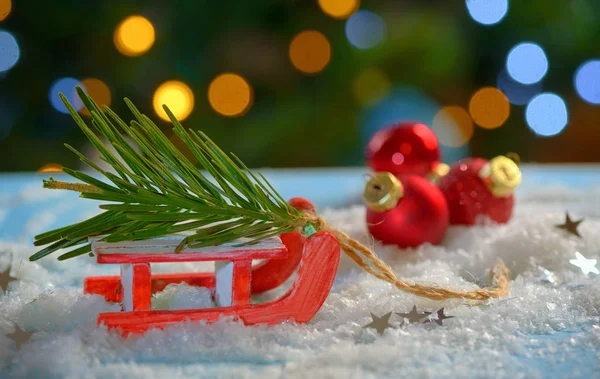 Árbol de Navidad y decoración de trineo —  Fotos de Stock