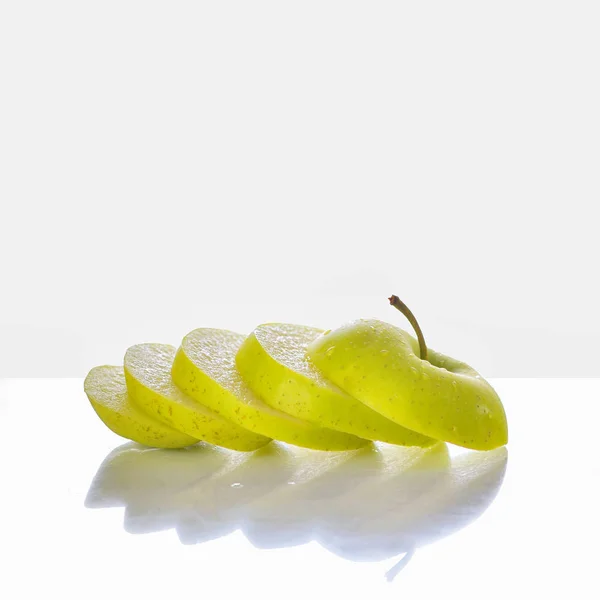 Yeşil elma dilimleri — Stok fotoğraf