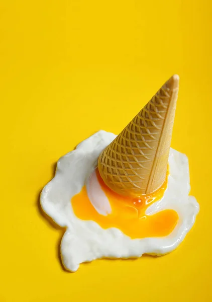 アイス クリーム コーンを落としたコンセプト — ストック写真