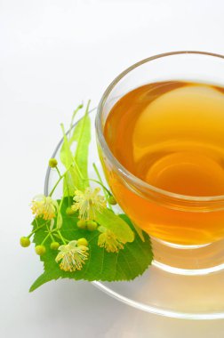 bardak ıhlamur çayı ve çiçek