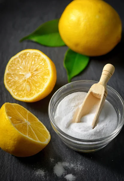 Reinigingsmiddelen met baking soda en citroen — Stockfoto