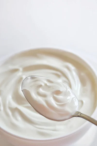 Ceramic bowl of white yogurt — Stock Photo, Image