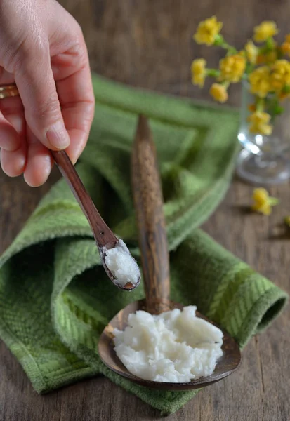 Huile de noix de coco sur la cuillère — Photo