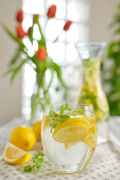 Verse limes en limonade — Stockfoto