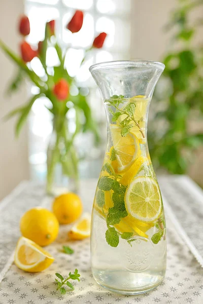 Limette fresche e limonata — Foto Stock