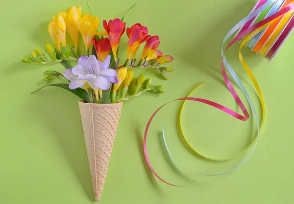 Freesias flores en gofres de helado — Foto de Stock