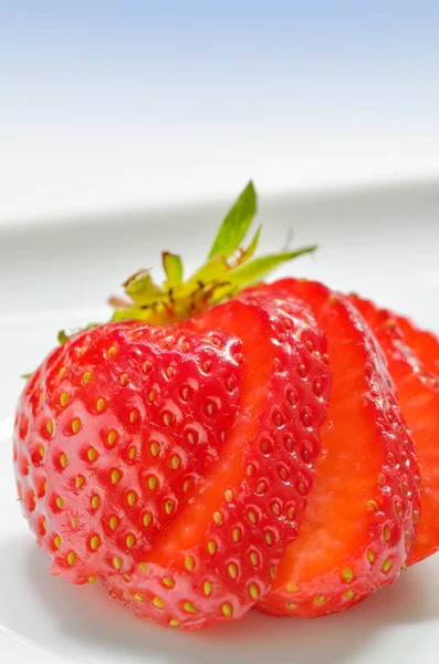 Erdbeerscheiben auf weißem Hintergrund — Stockfoto