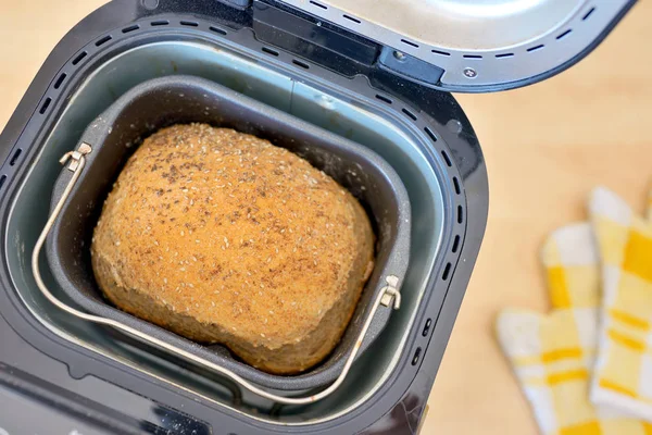 Bread machine  and fresh bread at home — Stock Photo, Image
