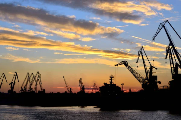 Hafen vor rotem Sonnenuntergang — Stockfoto