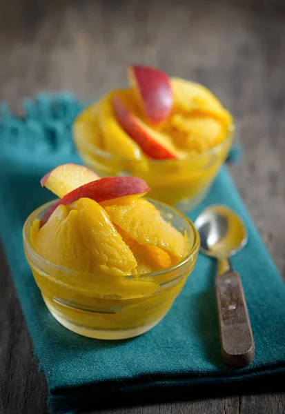Hausgemachtes Mango-Eis-Sorbet — Stockfoto