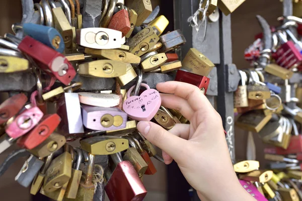 Fille main sur Love lock - BASEL - Suisse - 21 juillet 2017 — Photo