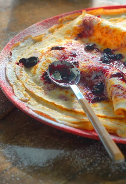 Frittelle di grano con marmellata di mirtilli rossi — Foto Stock