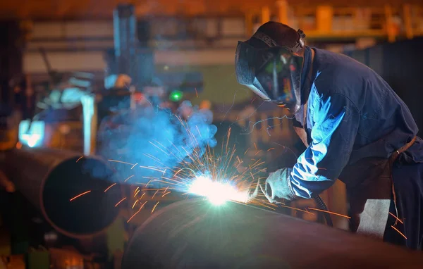 Welder performs welding large diameter pipe — Stock Photo, Image