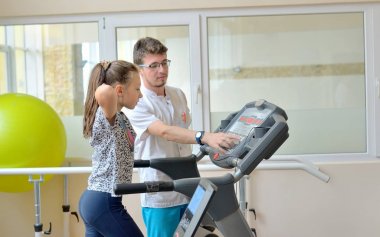 Eğitmen ile küçük kızı spor salonunda 