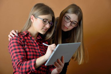 Bir tablet ile genç genç kız