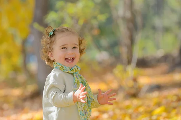 快乐的小女孩在公园里 — 图库照片