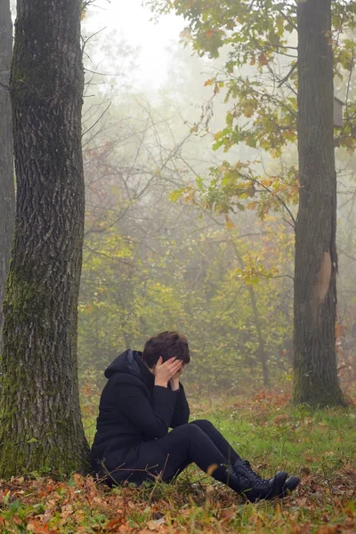 Mulher em depressão na floresta — Fotografia de Stock