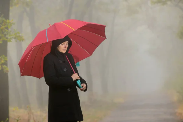 Kırmızı şemsiye olan kadın — Stok fotoğraf